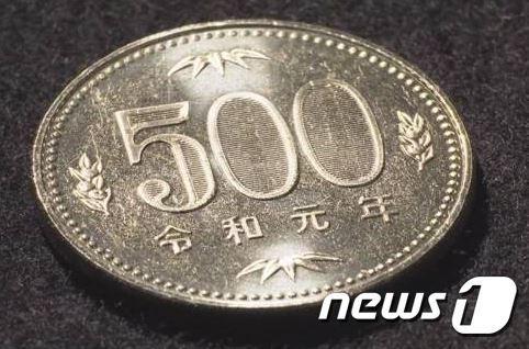 일본의 새 연호인 '레이와'(令和)의 원년을 기념하는 500엔짜리 동전 <출처=NHK> © 뉴스1