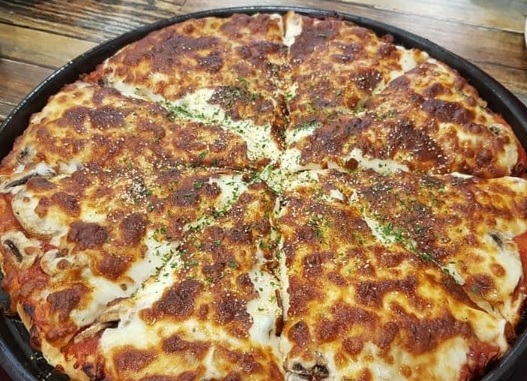 피자아일랜드의 스페셜 피자. 마치 파전처럼 두툼하고 많은 토핑이 올라가 있다. 사진=피자아일랜드