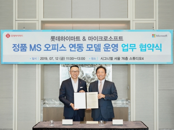 한국마이크로소프트와 롯데하이마트가 '클린 소프트웨어 정착을 위한 업무협약'을 체결하고 기념사진을 촬영하고 있다. 고순동 한국마이크로소프트 사장(오른쪽)과 이동우 롯데하이마트 대표 /사진=한국MS