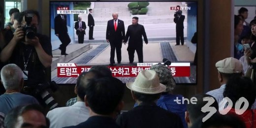 지난달 30일 오후 서울역 대합실에서 시민들이 판문점에서 도널드 트럼프 미국 대통령과 김정은 북한 국무위원장이 만나는 모습을 보고 있다./사진=홍봉진 기자