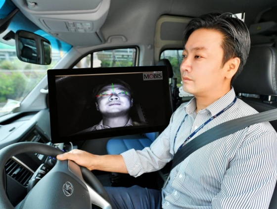 현대모비스 연구원이 운전자 동공추적과 안면인식이 가능한  '운전자 부주의 경보시스템'을 상용차에 적용해 시험하고 있다. /사진제공=현대모비스