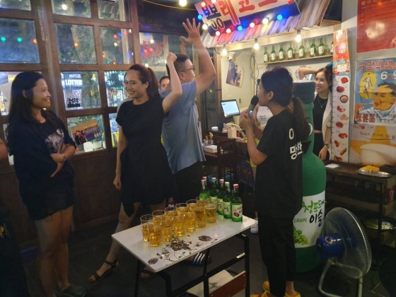 지난달 25일 저녁 베트남 하노이 시내에 위치한 한국식당 프랜차이즈 '진로바베큐(Jinro BBQ)' 1호점에서 '소맥 폭탄주 이벤트'가 진행됐다. / 사진=정혜윤
