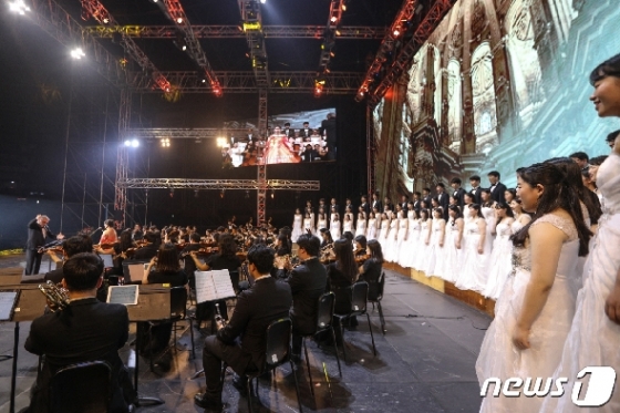 [사진] 2019그라시아스콘서트 '웅장한 무대'