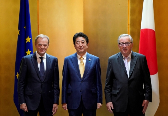 도날드 투스크 유럽연합(EU) 상임의장(왼쪽)과 아베 신조 일본 총리(가운데), 장 클로드 융커 EU위원장. /사진=로이터.