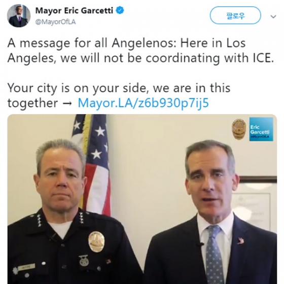 에릭 가세티 LA 시장이 자신의 트위터에 미첼 무어 LA경찰국(LAPD) 국장(왼쪽)과 함께 찍은 영상을 공개하고 "LA시가 이민세관단속국(ICE) 단속 활동에 협조하지 않는다"고 밝혔다. /사진=트위터