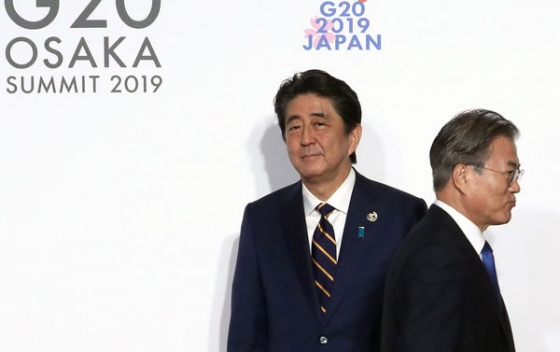 문재인 대통령이 지난달 28일 오전 인텍스 오사카에서 열린 G20 정상회의 공식환영식에서 의장국인 일본 아베 신조 총리와 악수한 뒤 행사장으로 향하고 있다. /사진=뉴시스