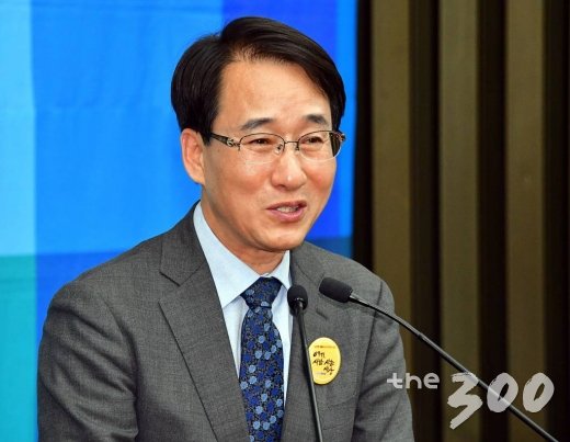 이원욱 민주당 원내수석부대표가 16일 국회 본청에서 열린 당 원내대책회의에서 “한국당에서 상식적인 생각을 갖고 의사일정에 임해주는 분들이 계셔서 다행”이라고 밝혔다. / 사진=홍봉진 기자 honggga@