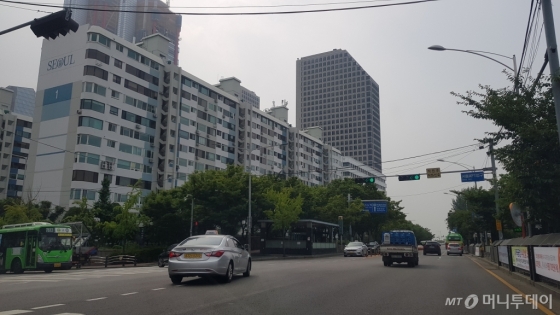 여의도한강공원을 마주하고 있는 '서울아파트' 모습. 뒤편에 공사 중인 '파크원'이 보인다./사진= 박미주 기자