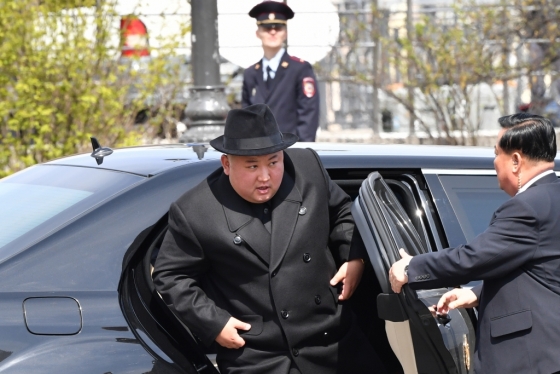 김정은 북한 국무위원장이 지난해부터 싱가포르 북미 정상회담 등에서 타고 다녔던 메르세데스 벤츠 방탄 차량의 밀수입 경로가 드러났다. /사진=AFP