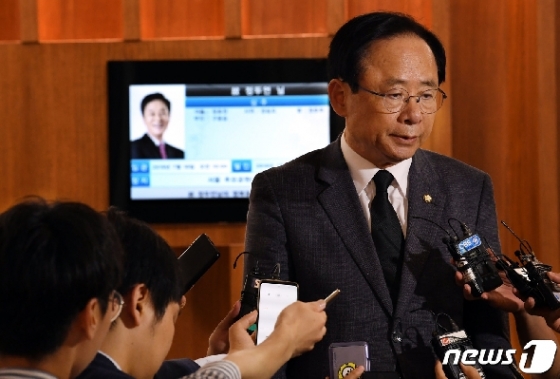 [사진] 정두언 전 의원 조문 후 취재진 질문받는 이주영 부의장