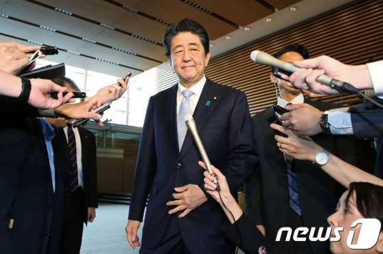 아베 신조 일본 총리가 1일 (현지시간) 도쿄 총리관저에서 취재진의 질문에 답변을 하고 있다.   © AFP=뉴스1 