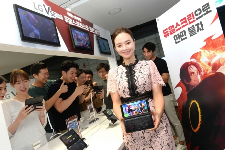 LG전자 모델과 고객들이 LG V50 씽큐와 LG 듀얼스크린으로 게임을 즐기고 있다. /사진=LG전자