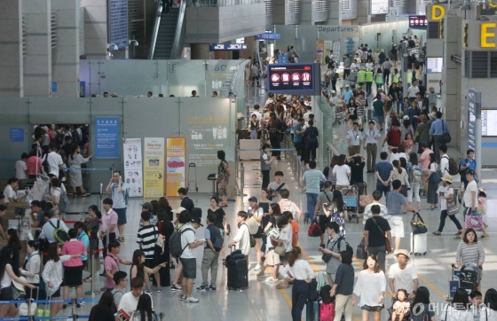 휴가철 해외여행을 나서는 인원으로 붐비는 인천공항의 모습. /사진=머니투데이DB
