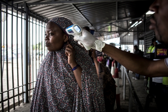 한 여성이 에볼라 바이러스 감염 여부를 확인하기 위해 체온을 재고 있다. /사진=AFP
