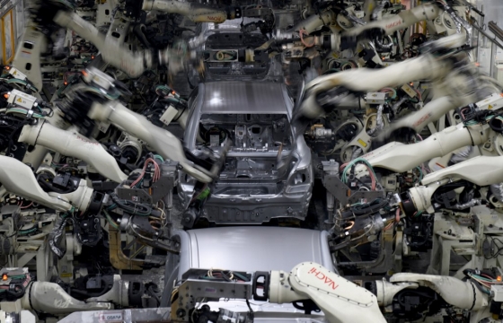 지난 2017년 일본 아이치현에 위치한 토요타 공장에서 로봇팔들이 자동차를 조립하는 모습./사진=AFP.
