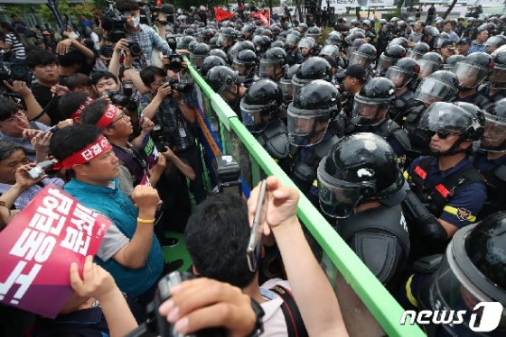 [사진] 국회 앞 경찰과 대치한 민주노총