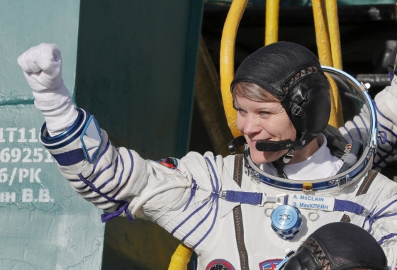 NASA 달 탐사 계획 '아르테미스'에서 달에 착륙할 최초 여성 우주인으로 선정될 유력 후보로 꼽히는 앤 매클레인(Anne McClain). /사진=AFP<br>