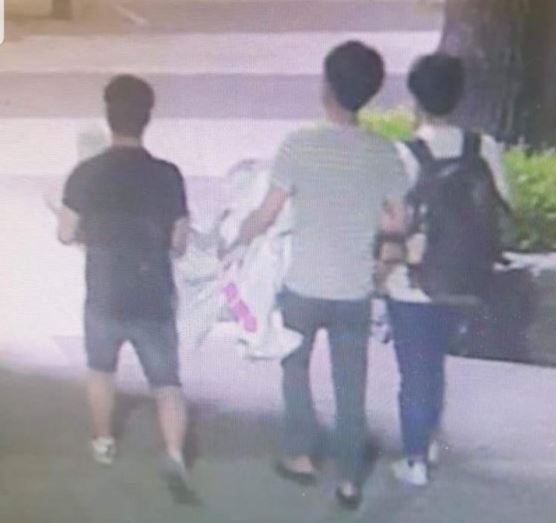 지난 5월 페미니즘 대자보 10여장을 훼손한 일부 남학생들이 찍힌 CCTV 화면. 동작경찰서는 이들에 대한 수사에 나선 상태다./사진=중앙대학교 반성폭력반성매매모임 '반' SNS