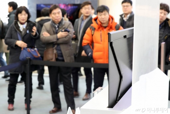 지난 1월 서울 중구 동대문디자인플라자에서 열린 '한국 전자IT산업융합 전시회' LG전자 부스에서 관람객들이 롤러블 TV를 관람하고 있다. /사진=이기범 기자