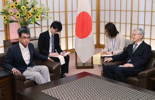 고노 다로 일본 외무상(왼쪽)과 남관표 주일 한국대사(오른쪽)/사진=AFP