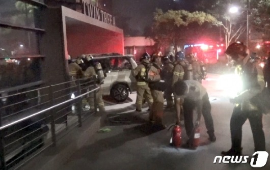 19일 일본대사관 앞 인도에서 차량에 불을 낸 김모씨(78)가 화상성 쇼크 및 호흡부전으로 낮 12시57분 사망했다 /사진제공=종로소방서