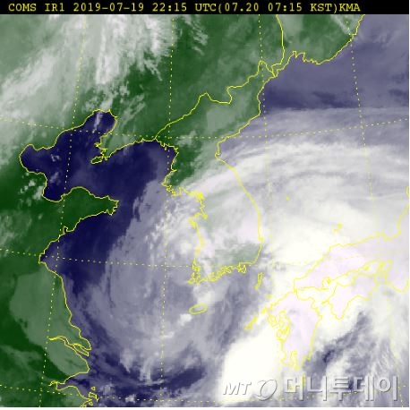 20일 오전 7시 15분 현재 제5호 태풍 다나스가 목포해상 130km 지점까지 북동진하고 있다./사진제공=기상청