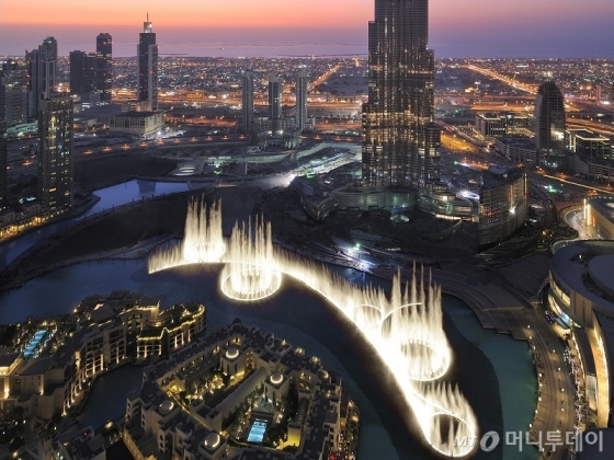 에미레이트항공은 오는 9월 말까지 탑승객을 대상으로 아랍에미리트(UAE) 내 호텔을 할인해 주는 프로모션을 실시한다. 사진은 아르마니 호텔 두바이가 위치한 '부르즈 칼리파' 전경. 이 호텔은 최대 35%의 할인율을 적용한다. /사진=에미레이트항공