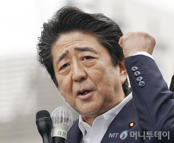 아베 신조 일본 총리가 지난 7일 도쿄에서 21일 치르는 참의원 선거 지원유세를 하고 있다. / 사진제공=뉴시스