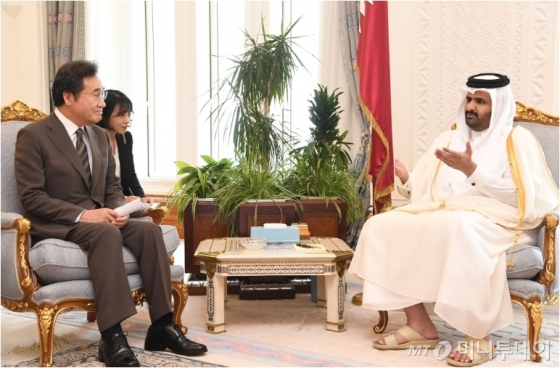 이낙연 국무총리가 21일 카타르 도하 왕궁을 찾아 하마드 부국왕(오른쪽)을 예방하고 환담하고 있다. /사진 = 국무총리 트위터