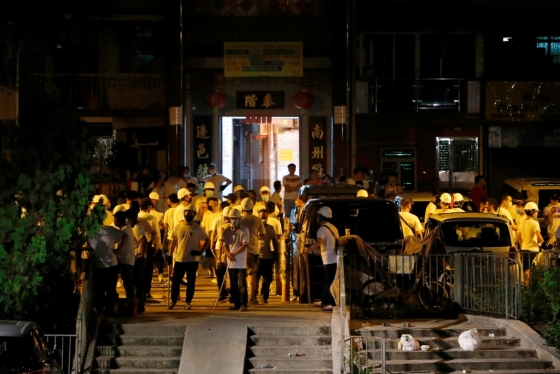 21일 밤 11시쯤 홍콩 위안량 역에 모인 흰옷의 남성들. /사진=로이터