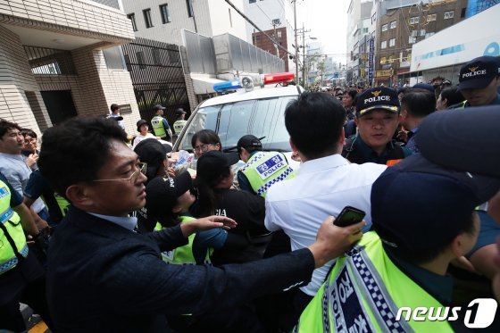 (부산=뉴스1) 여주연 기자 = 22일 오후 부산 동구 일본 영사관에 대학생으로 보이는 청년 6명이 진입을 시도 했다가 경찰에 검거되자 반일투쟁선포 기자회견에 참가했던 회원들이 항의를 하고 있다. 이들은 영사관에 들어간 뒤 일본 경제보복에 항의하는 뜻으로 퍼포먼스를 하려다가 경찰에 연행됐다. 2019.7.22/뉴스1  