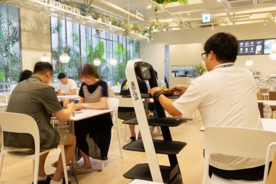 앱 주문, 로봇 서빙… 우아한형제들 '미래 식당' 오픈