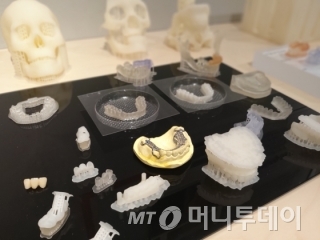 신도리코에서 개발한 3D프린터로 출력한 치과 교정장치들/사진=김유경 기자