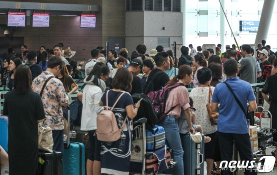 본격적인 여름 휴가철을 맞은 22일 오전 인천국제공항 제1터미널이 여행객들로 붐비고 있다. /사진=뉴스1
