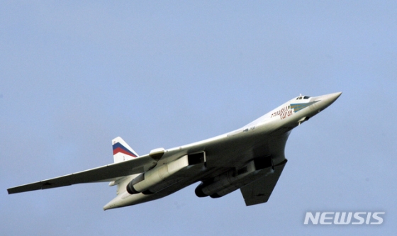 【무르만스크=AP/뉴시스】러시아가 베네수엘라와의 합동 군사훈련을 위해 10일(현지시간) 전략폭격기 2대를 비롯한 군용기들을 베네수엘라 수도 카라카스 인근에 배치했다. 사진은 지난 2005년 8월 블라디미르 푸틴 러시아 대통령이 탑승했던 TU-160 폭격기. 2018.12.11.   