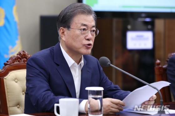 【서울=뉴시스】 문재인 대통령이 지난 22일 청와대 여민관에서 수석 비서관·보좌관 회의를 주재하고 있다. 