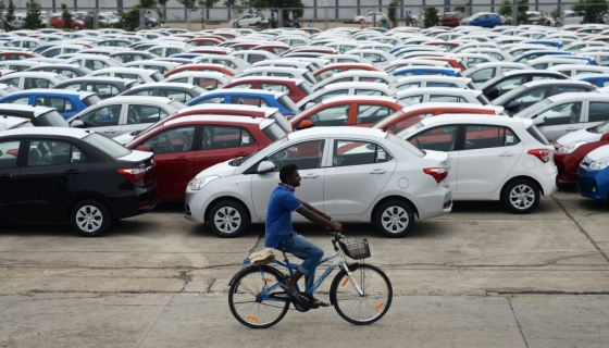 인도 남부 타밀나두 주(州) 첸나이 항구에서 출하를 기다리는 현대자동차 차량 앞을 한 남성이 자전거를 타고 지나고 있다. /사진=AFP통신