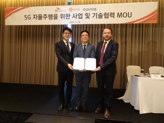 박진효 SK텔레콤 ICT기술센터장, 김정훈 에스모 대표, 에티엔 에르미트 나브야 CEO가 5G 자율주행을 위한 사업 및 기술협력 MOU 체결 이후 기념촬영을하고 있다. 