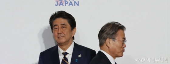 문재인 대통령과 아베 신조 일본 총리