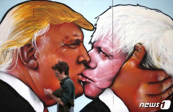 도널드 트럼프 미국 대통령과 보리스 존슨 영국 총리가 키스하고 있는 모습. 지난 2016년 5월 영국 브리스톨에 그려졌던 벽화. © 로이터=뉴스1
