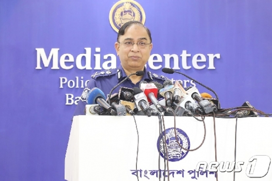 방글라데시 경찰국장이 루머에 현혹되지 말 것을 당부하는 기자회견을 하고 있다. © AFP=뉴스1