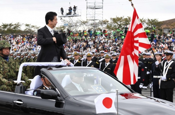 자위대 행사에 참석한 아베 일본 총리./사진=뉴스1