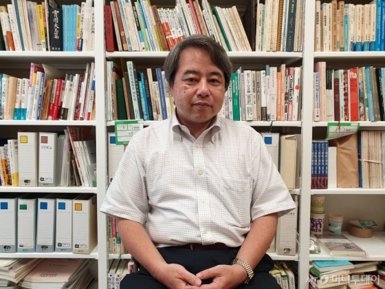 오쿠다 사토시 일본 아시아대학 아시아연구소 교수가 25일 일본 도쿄 아시아대학 연구실에서 인터뷰를 하고 있다./사진=권혜민 기자