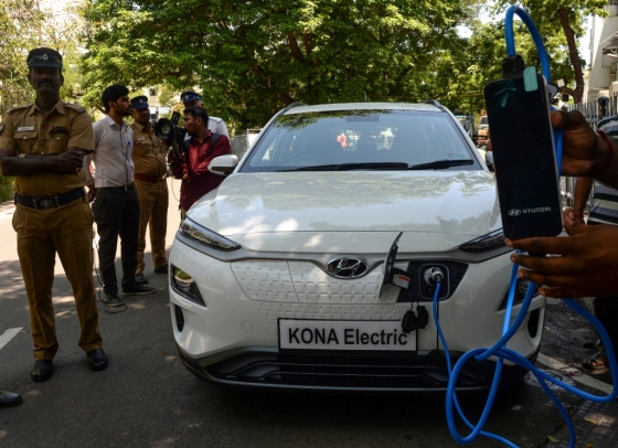 판매량 기준 인도 현지 2위 완성차업체인 현대차는 이달 초 인도에서 소형 스포츠유틸리티차(SUV)인 코나 전기차를 출시했다. /사진=AFP