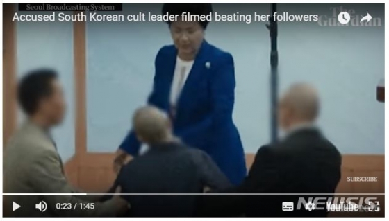 【서울=뉴시스】 영국 가디언이 지난해 9월17일(현지시간) 은혜로 교회 신옥주 목사가 교인을 한국의 교회에서 폭행하는 영상을 게시하며 이들은 한국에서부터 "일명 '타작마당'이라고 불린 폭력적인 의식을 치뤘다"고 보도했다. 2018.9.17
