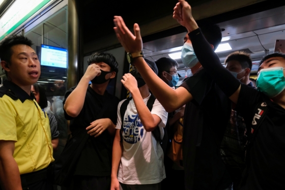 홍콩 시위대가 지하철 열차 문과 승강장 스크린 도어 사이에 서서 열차가 떠날 수 없도록 하는 등 철도 운행을 막으며 농성을 벌이고 있다. /사진=로이터