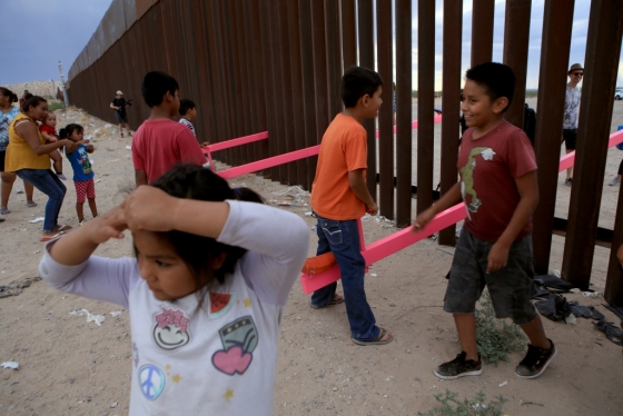 아이들이 분홍색 시소를 타고 놀기 위해 국경 근처로 모여들고 있다. /사진=AFP