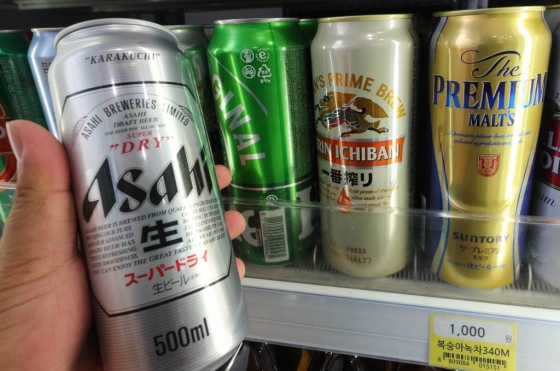  GS25와 CU, 세븐일레븐, 이마트24 등 편의점 업계가 다음달부터 맥주할인 행사에 일본맥주를 제외하기로 하면서 아사히 등 일본맥주의 점유율이 더 떨어질 전망이다. 29일 오전 서울 중구의 한 편의점에 아사히 맥주를 비롯한 일본산 맥주가 판매되고 있다. 2019.07.29.   /사진=뉴시스