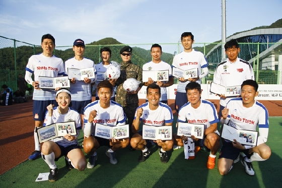 군대스리가 선수들과 문원식 과학화전투훈련단장(위 가운데).  /사진=터치플레이