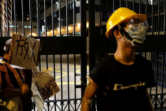 송환법 반대 시위자 44명에 폭동 혐의가 적용된 사실이 알려지자, 시민 수백명이 콰이청경찰서 앞에 모여 항의하고 있다. 팻말에는 석방을 뜻하는 '放人(방인)'이 적혀있다. /사진=로이터